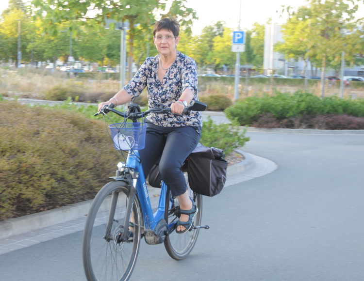 Besuchsdienstmitarbeiterin auf dem Fahrrad